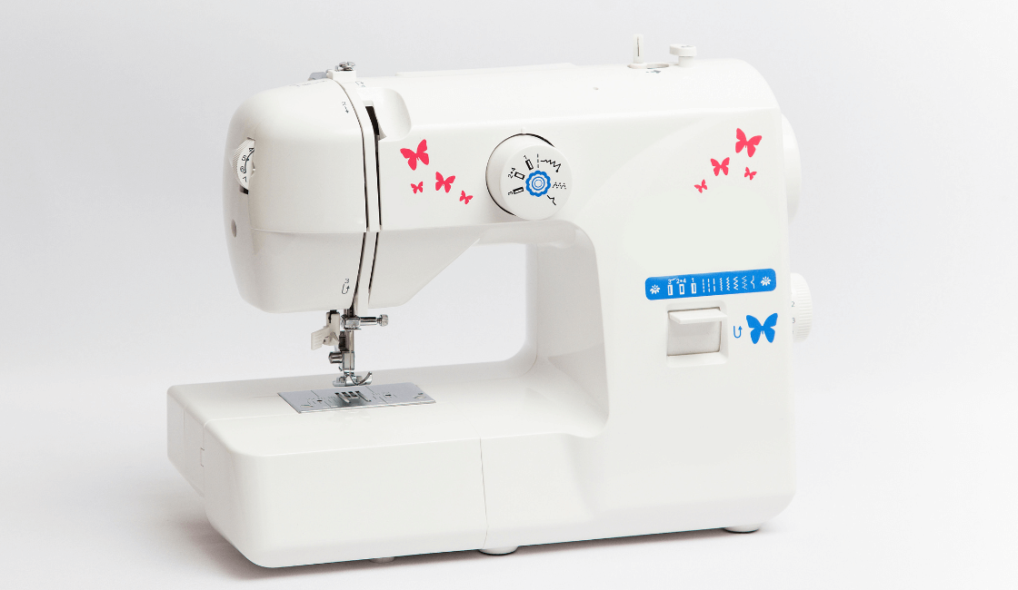 Máquina de coser en la mesa de trabajo